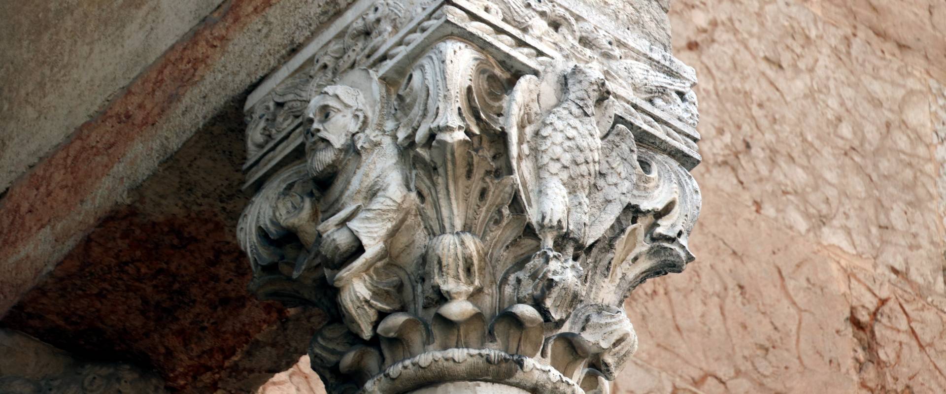 Duomo (Piacenza), portale centrale, capitello 03 photo by Mongolo1984